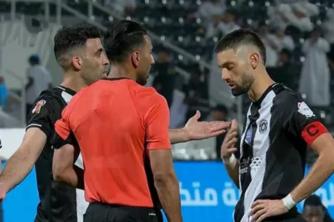 بعد تدخل فاتح تريم.. عبد الرزاق حمد الله يبعد كاراسكو عن تنفيذ ركلة جزاء الشباب (فيديو)